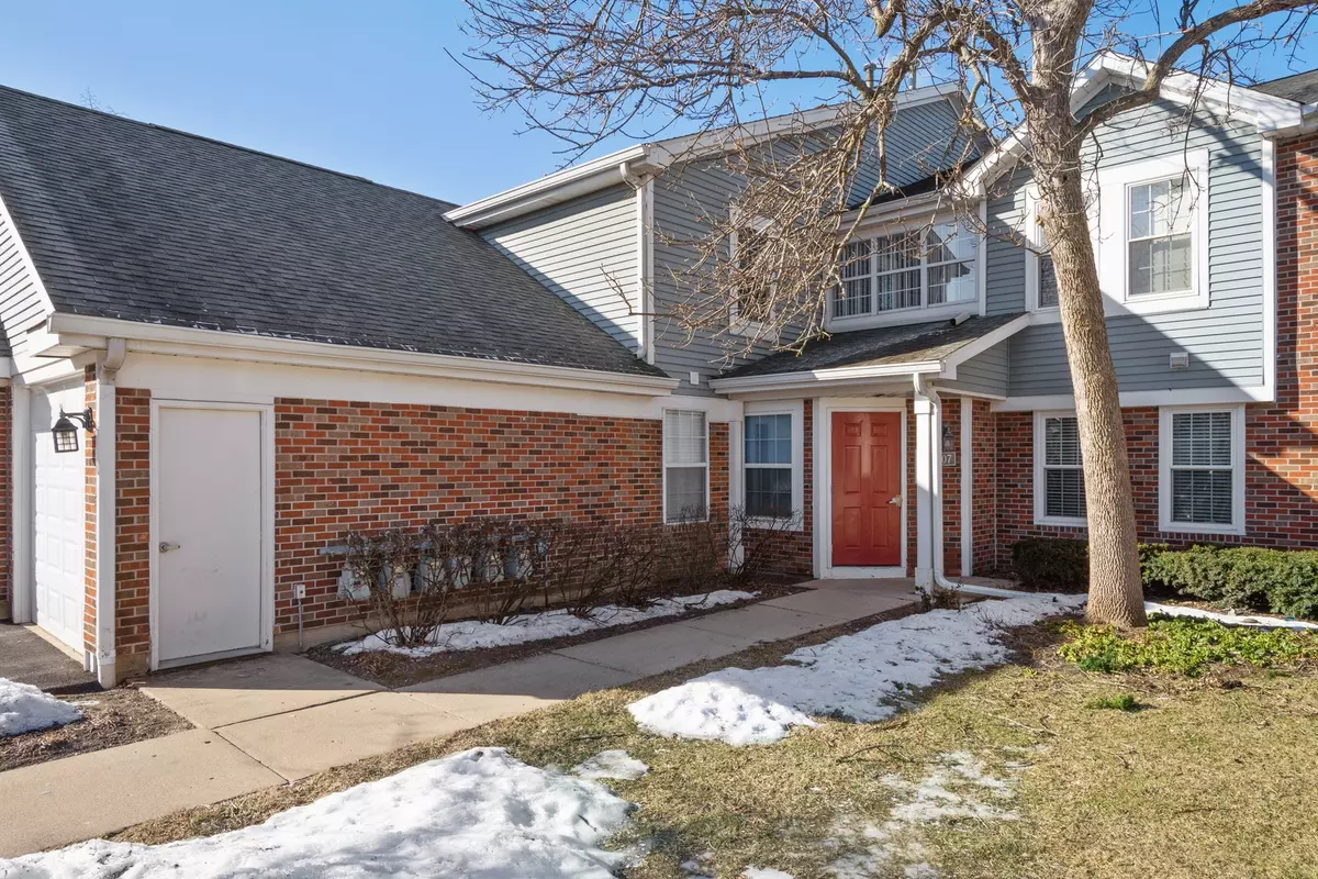 Palatine, IL 60067,207 W Jennifer LN #3