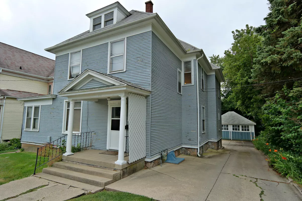 Woodstock, IL 60098,216 E South ST