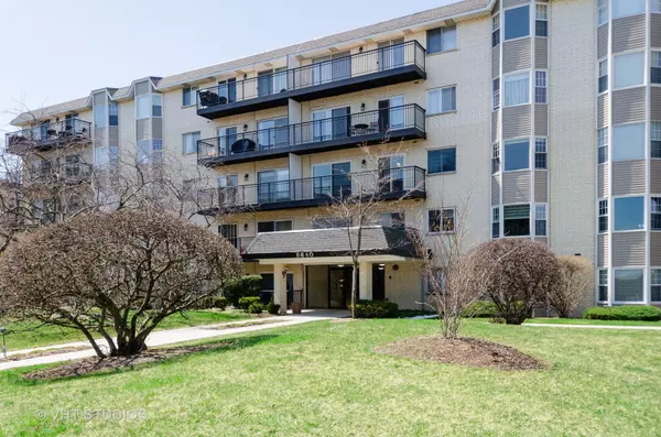 8640 Waukegan RD #321, Morton Grove, IL 60053