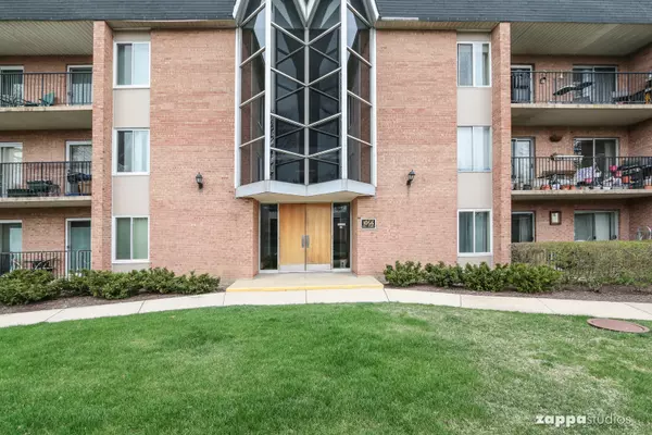 1056 N Mill ST #105, Naperville, IL 60563