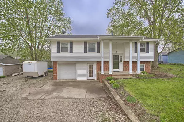 106 S Lake Of The Woods RD, Mahomet, IL 61853