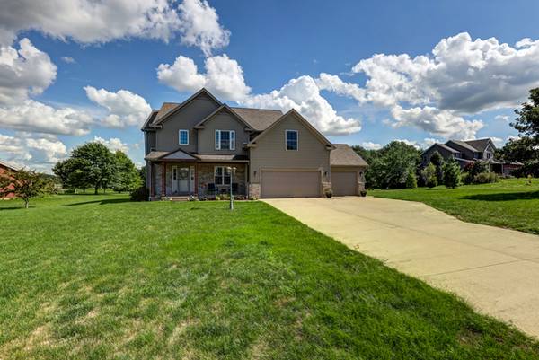 35 Long Grove DR, Monticello, IL 61856