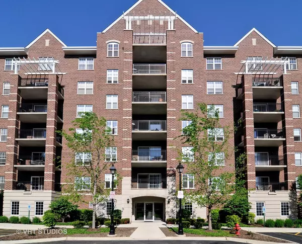 390 W Mahogany CT #701, Palatine, IL 60067