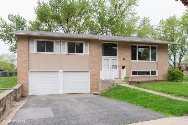 4 Martin CT, Woodridge, IL 60517