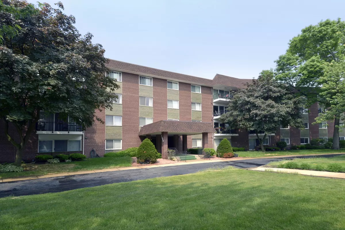 Arlington Heights, IL 60005,1030 S Fernandez AVE #4D