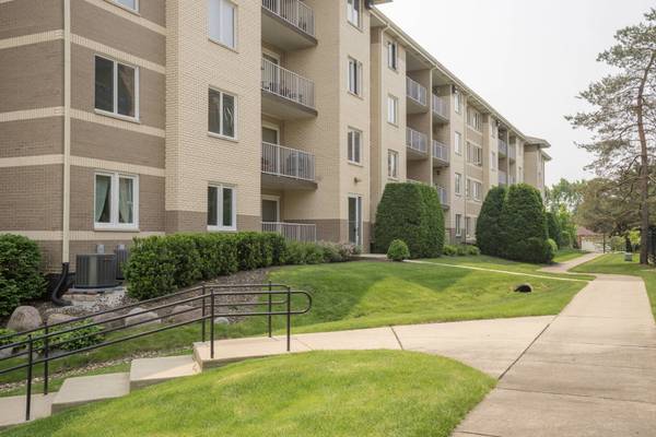 480 E MONTROSE AVE #207, Wood Dale, IL 60191