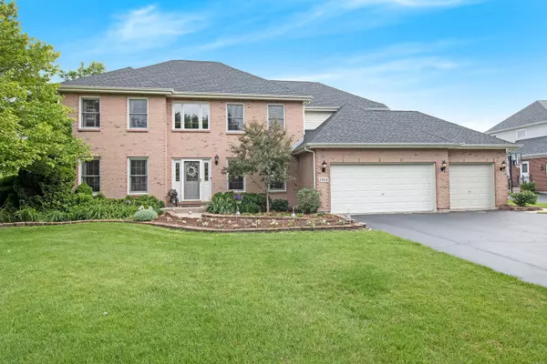 1304 Williamsburg LN, Crystal Lake, IL 60014