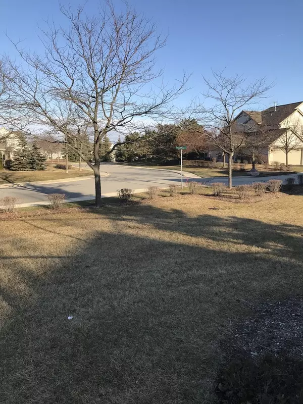 Lindenhurst, IL 60046,633 Arrowwood CT #633