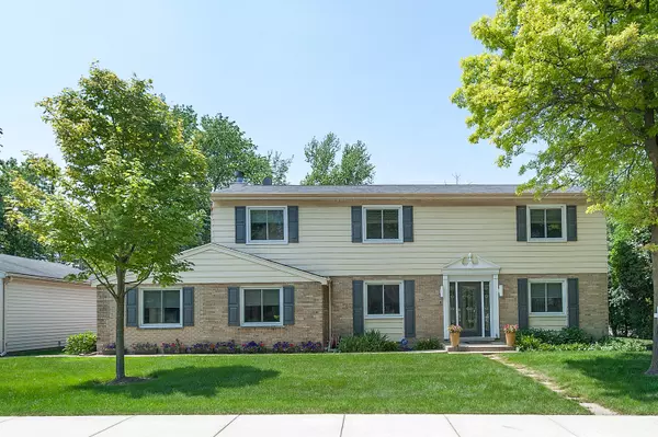 10 Pine ST, Deerfield, IL 60015