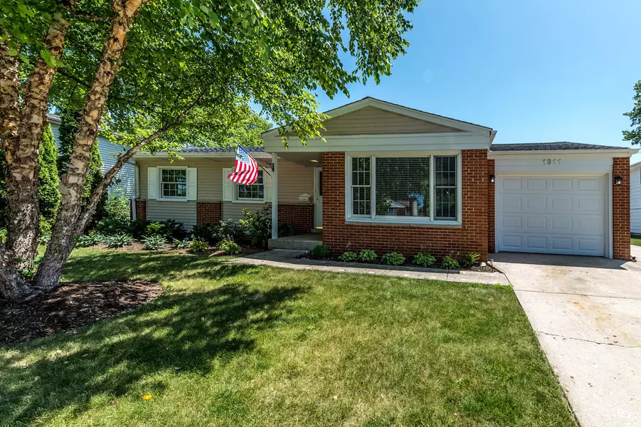 1311 W Lexington DR, Arlington Heights, IL 60004