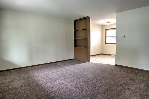 North Aurora, IL 60542,21 CEDAR DR