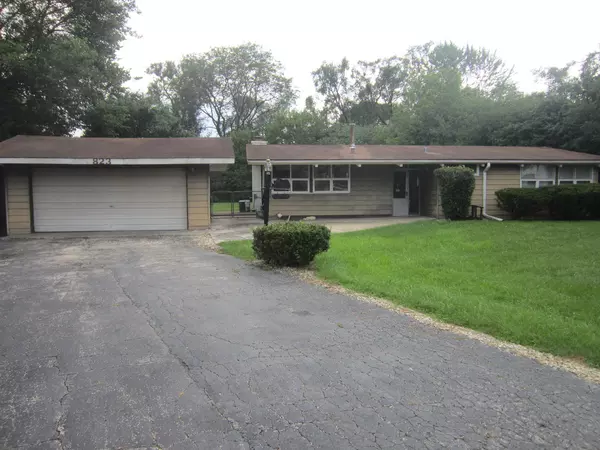 823 Coronet LN, La Grange Highlands, IL 60525