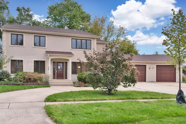 527 Cottonwood LN, Schaumburg, IL 60193