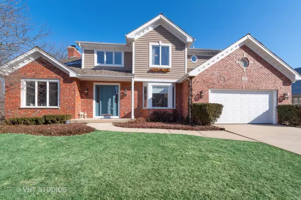 327 Carriage Hill CIR, Libertyville, IL 60048