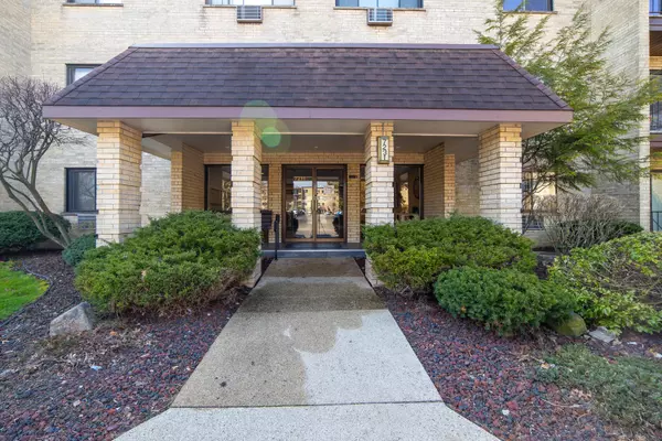 7231 Wolf RD #208, Indian Head Park, IL 60525