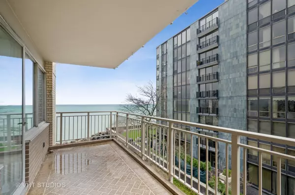 Wilmette, IL 60091,1440 Sheridan RD #205