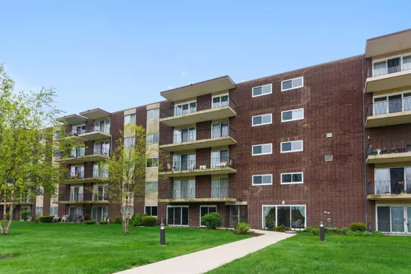 5300 Walnut AVE #8C, Downers Grove, IL 60515