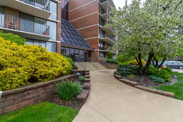 Elmhurst, IL 60126,2 S Atrium WAY #209