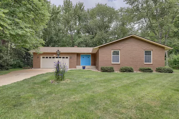 1107 Oak Creek CIR, Mahomet, IL 61853