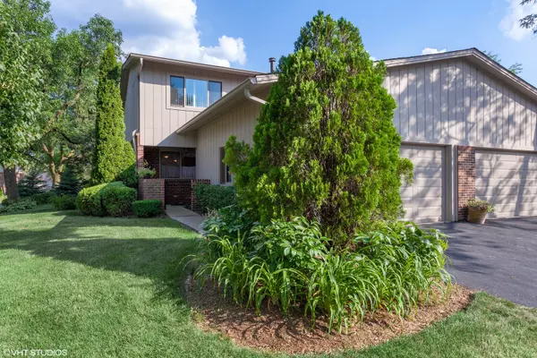 19W223 Ginger Brook DR, Oak Brook, IL 60523