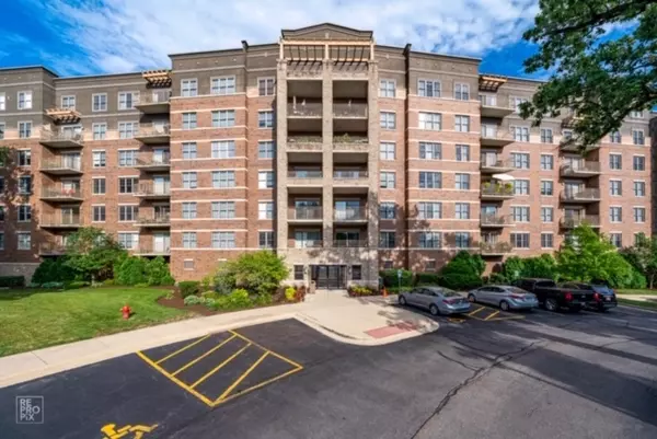 125 Lakeview DR #501, Bloomingdale, IL 60108