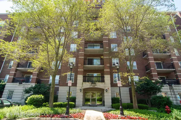 470 W Mahogany CT #206, Palatine, IL 60067