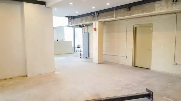 Chicago, IL 60610,511 W Division ST