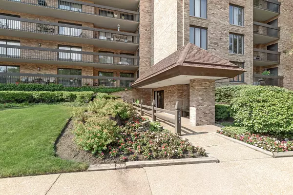 1621 MISSION HILLS RD #411, Northbrook, IL 60062