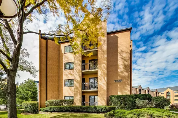 7420 W Lawrence AVE #304, Harwood Heights, IL 60706