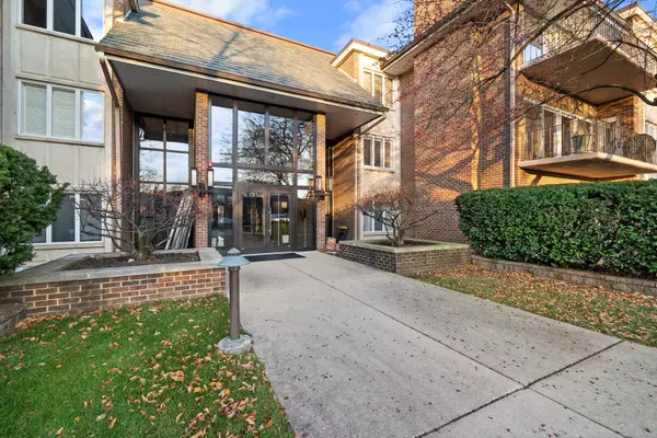 3 Oak Brook Club DR #E205, Oak Brook, IL 60523