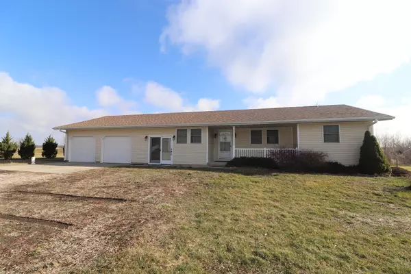 8528 Waynesville RD, Wapella, IL 61777