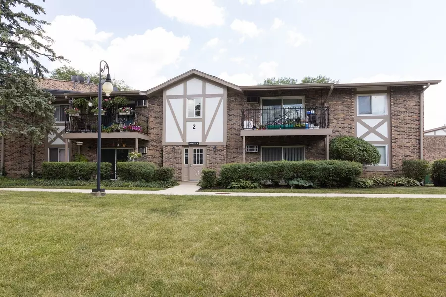 16W515 79th ST #105, Willowbrook, IL 60527