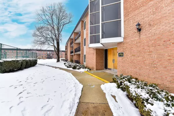 1056 N Mill ST #303, Naperville, IL 60563