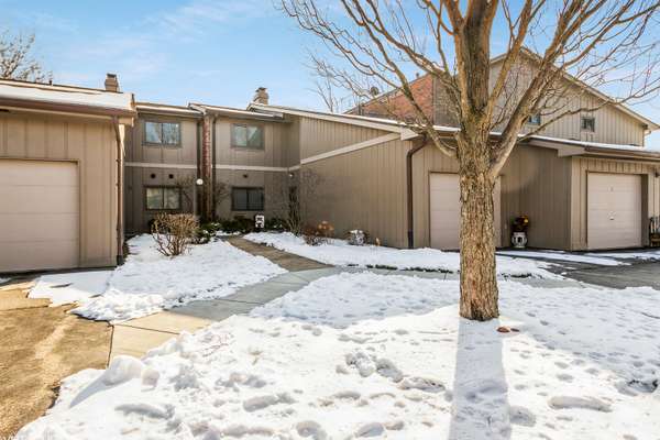 29W384 Emerald Green DR #31-H, Warrenville, IL 60555