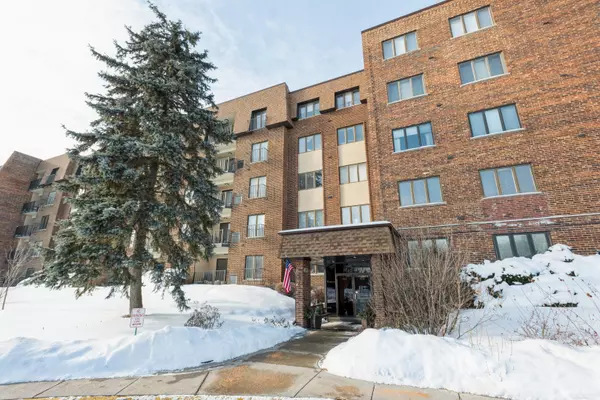 453 Raintree DR #5D, Glen Ellyn, IL 60137