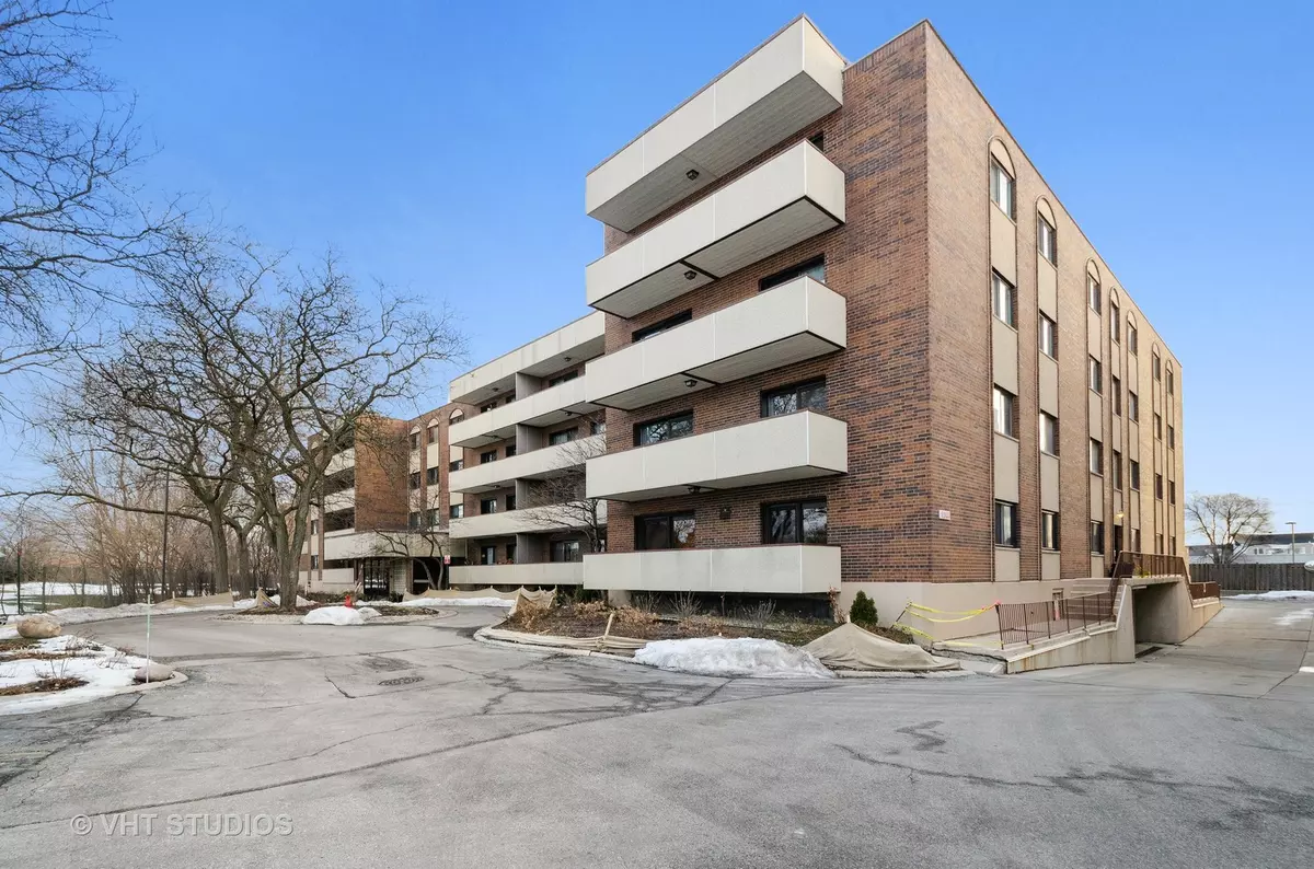 Skokie, IL 60077,9244 Gross Point RD #305