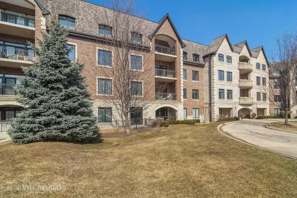 1800 Amberley CT #302, Lake Forest, IL 60045