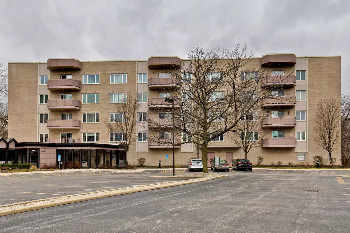 Morton Grove, IL 60053,6411 Lincoln AVE #214