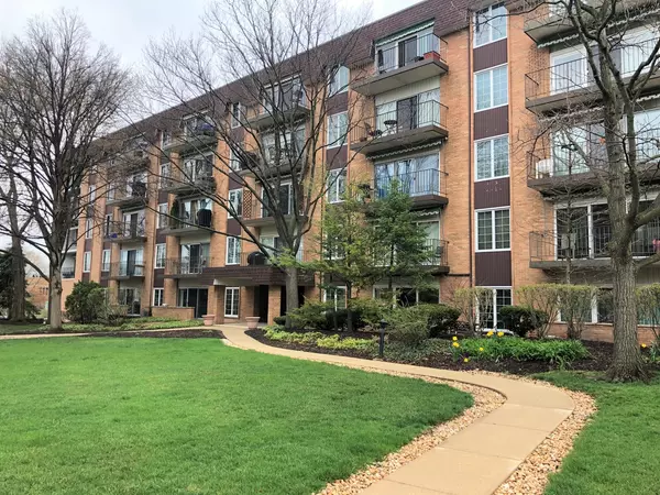 445 N Park BLVD #3C, Glen Ellyn, IL 60137