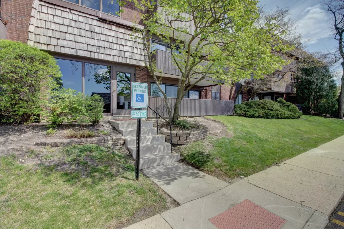 Carol Stream, IL 60188,548 Timber Ridge DR #106