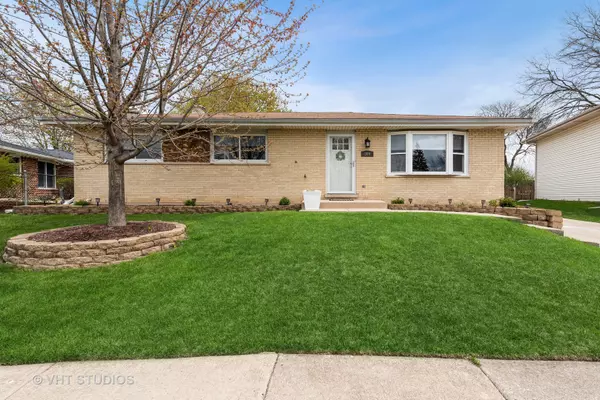 809 Santa Fe CT, Carol Stream, IL 60188