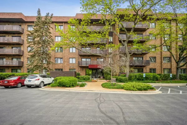 2020 Chestnut AVE #409, Glenview, IL 60025