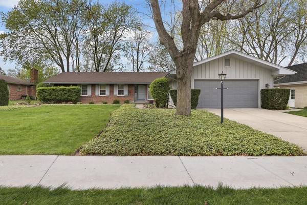 732 Charlemagne DR, Northbrook, IL 60062