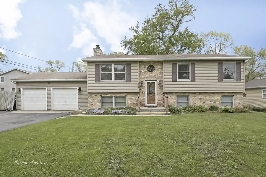 422 Elaine TER, Lakemoor, IL 60051