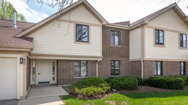 847 E Coach RD #2, Palatine, IL 60074