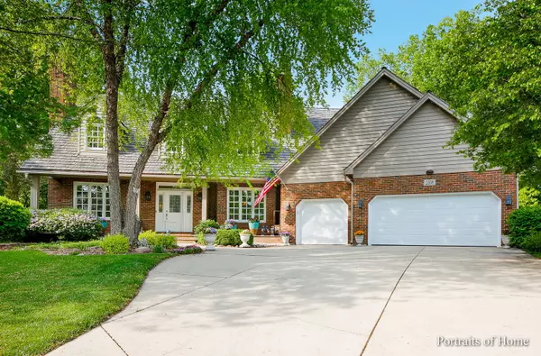 2108 Scarlet Oak LN, Lisle, IL 60532