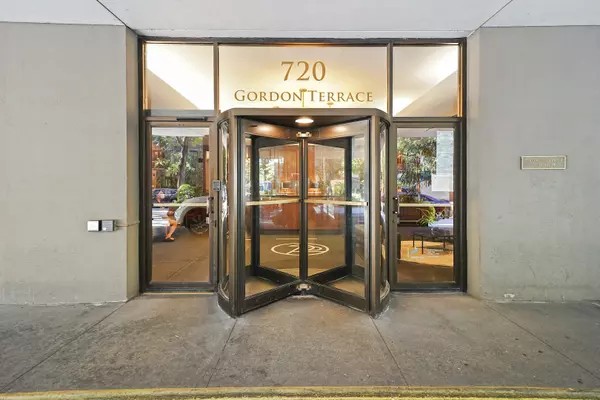 Chicago, IL 60613,720 W Gordon TER #20J