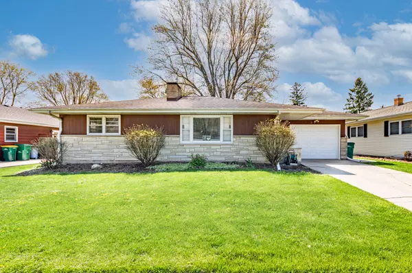 350 Orchard LN, Sycamore, IL 60178