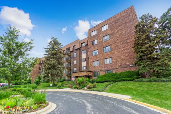 453 Raintree DR #4A, Glen Ellyn, IL 60137