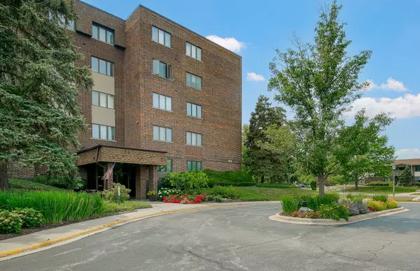 453 Raintree DR #3B, Glen Ellyn, IL 60137